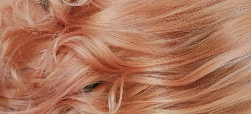 Jak uzyskać truskawkowy blond na włosach